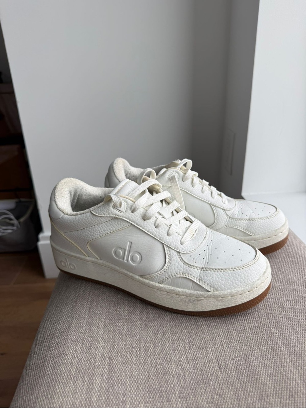 ALO Yoga recovery white sneakers 7.5 W